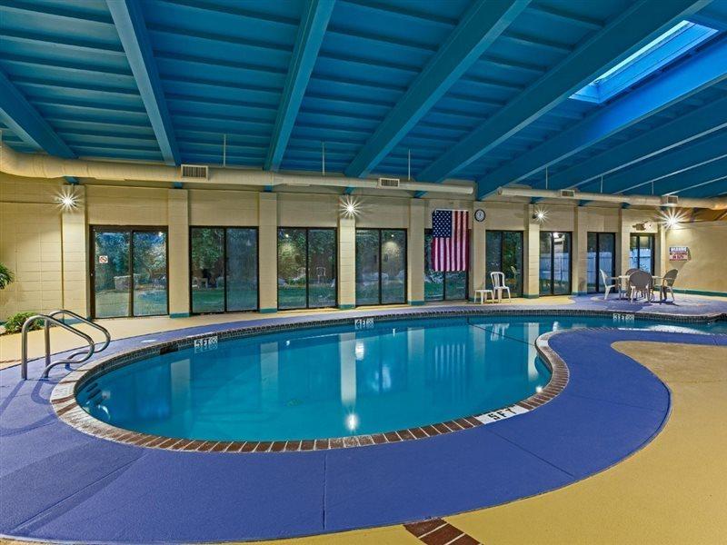 Holiday Inn Express - Fall River North Экстерьер фото