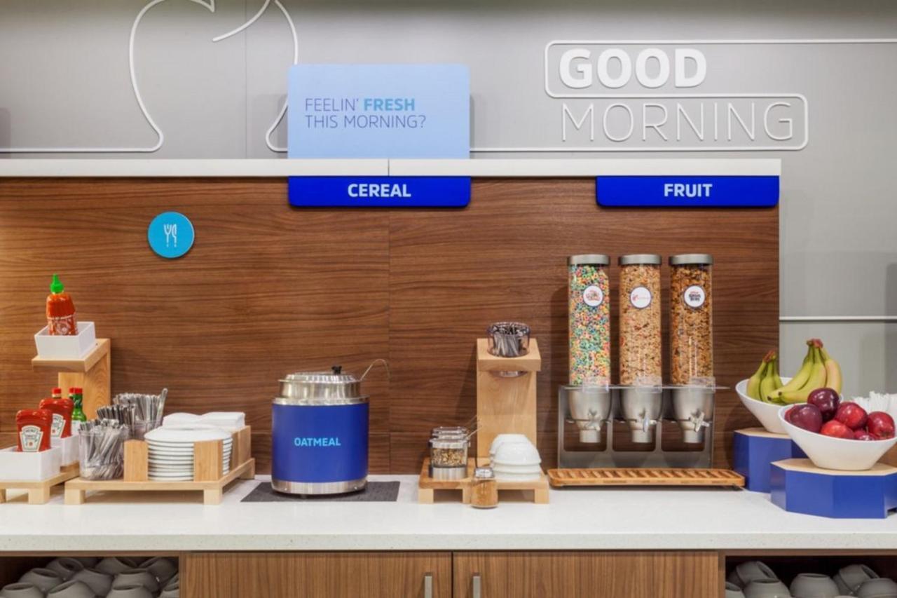Holiday Inn Express - Fall River North Экстерьер фото