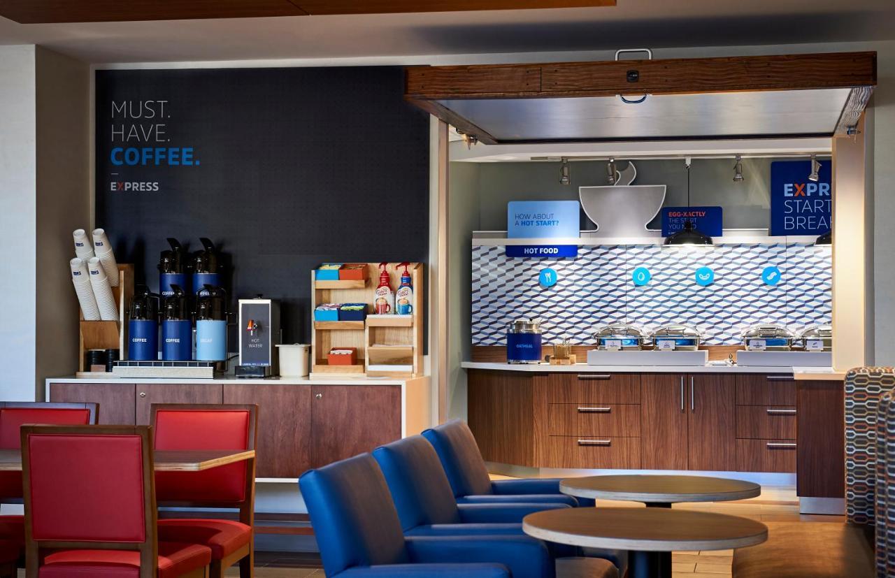Holiday Inn Express - Fall River North Экстерьер фото