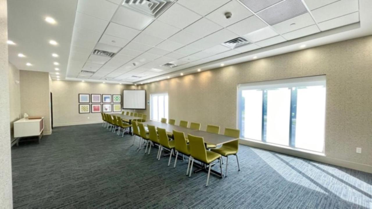 Holiday Inn Express - Fall River North Экстерьер фото