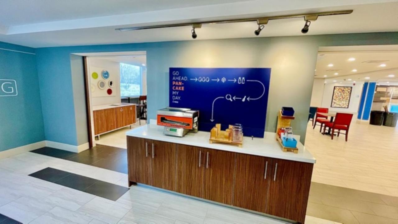 Holiday Inn Express - Fall River North Экстерьер фото