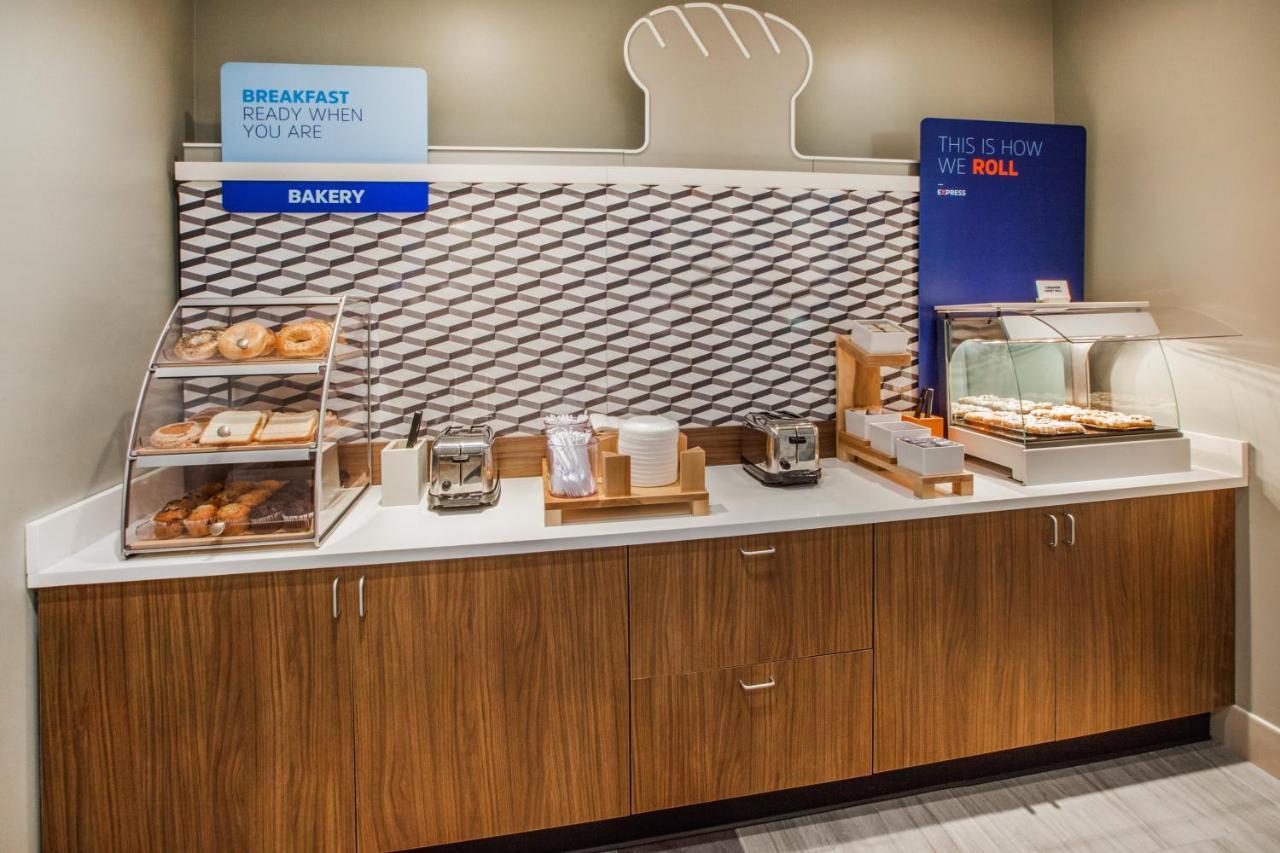 Holiday Inn Express - Fall River North Экстерьер фото