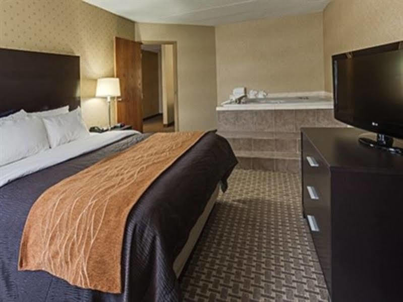 Holiday Inn Express - Fall River North Экстерьер фото