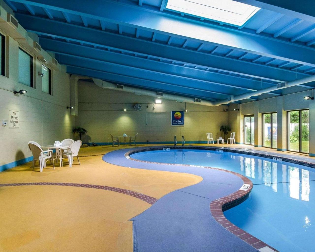 Holiday Inn Express - Fall River North Экстерьер фото